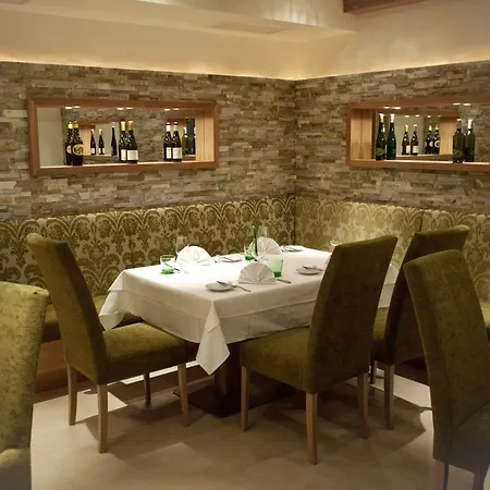 ガルテンホテル ＆ ヴァイングート フェフェル ホテル デュルンシュタイン