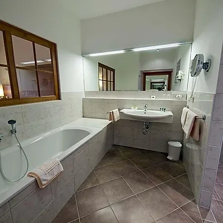 Gartenhotel & Weingut Pfeffel فندق 4*