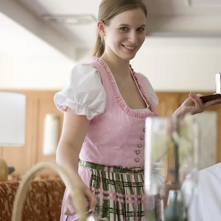 Gartenhotel & Weingut Pfeffel 4* 던스테인